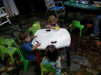 kids_eating_outside1.jpg (203963 bytes)