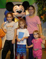 mickey_mouse_girls1_crop.jpg (111204 bytes)